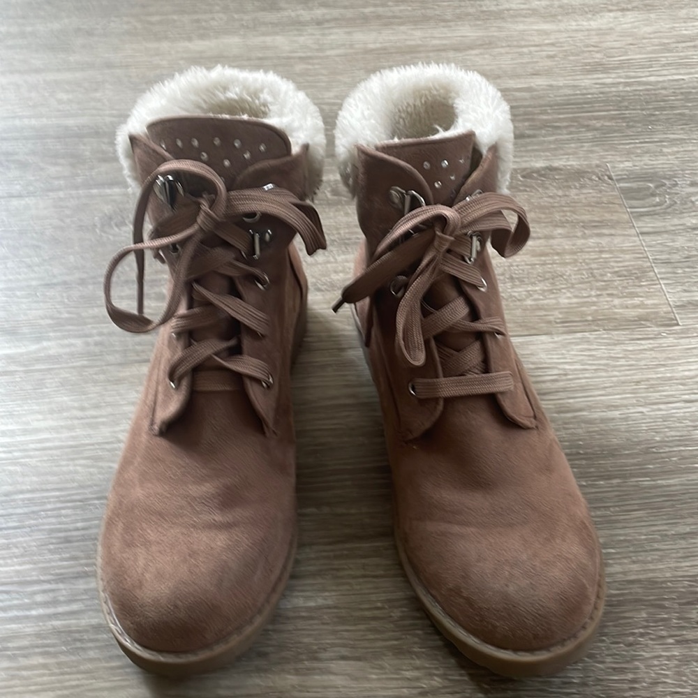 Girls Anna size 4 winter boots.